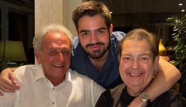 Faustão surge sorridente em foto rara publicada no Natal