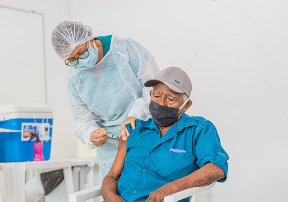Arapiraca inicia imunização de idosos entre 72 e 74 anos nesta sexta-feira (19)