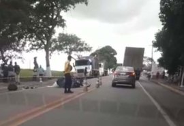Motociclista tem cabeça esmagada após se envolver em acidente com caminhão