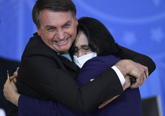 Damares nega rompimento com Flávio Bolsonaro e critica ataques de aliados