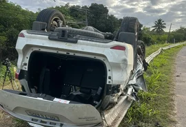 SW4 capota após motorista perder controle na AL-101 Sul