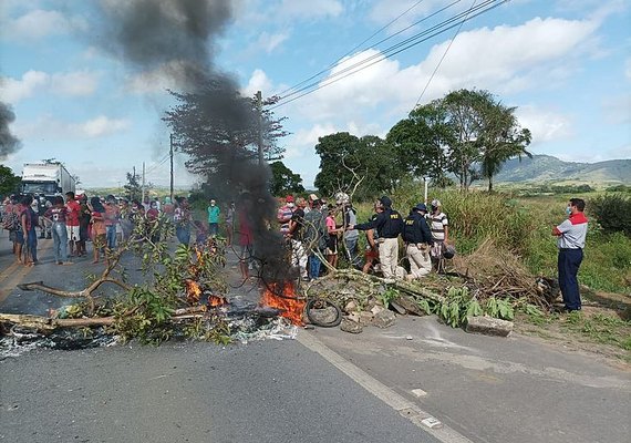 Manifestantes sem-terra interditam trecho da BR-104 em protesto nesta segunda-feira (6)
