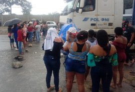 Parentes de detentos protestam em frente do Distrito Industrial de Maceió