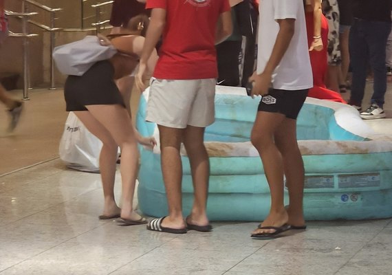 Cinema faz promoção de pipoca e público leva tanquinho, caixa d'água e até piscina inflável