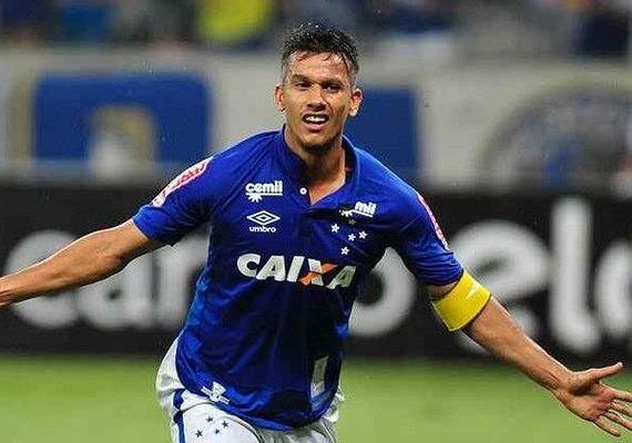 Jogador do Cruzeiro passa bem após acidente de carro
