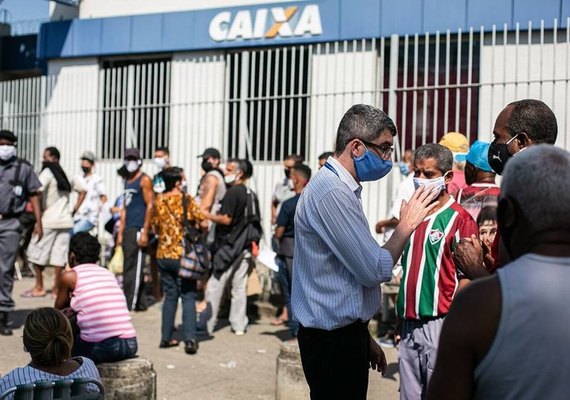 Bolsonaro deve anunciar mais duas parcelas de R$ 600 nesta terça