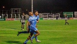 Atacante sabe de morte do pai no estádio, pede para jogar e faz gol