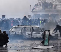 França decreta toque de recolher em meio a onda de protestos