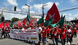 Estudantes do Ifal fazem caminhada em apoio a Lula, em Maceió