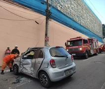 Carro colide com ônibus e deixa dois feridos em Maceió