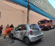 Carro colide com ônibus e deixa dois feridos em Maceió