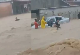 Homem é salvo por corrente humana após ser arrastado por enchente