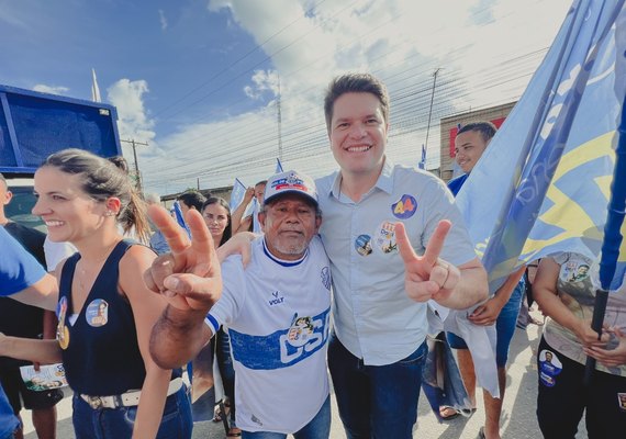 Davi é recebido pelo povo durante carreata em Branquinha, Murici e Messias