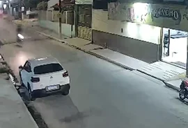 Câmera flagra motociclista perdendo controle após passar em alta velocidade por quebra-molas