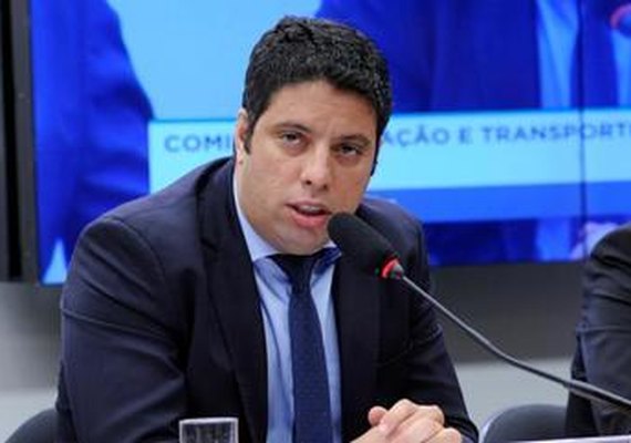 Sem perceber microfone ligado, deputado xinga Arthur Lira em sessão da Câmara dos Deputados