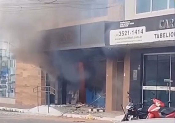 Vídeo: Agência bancária é destruída em suposto incêndio criminoso, no centro de Arapiraca