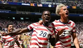 Estados Unidos vencem Austrália por 2 a 0 e avançam ao mata-mata da Copa