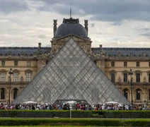 Assaltantes mascarados invadem e roubam joias do Museu do Louvre, na França