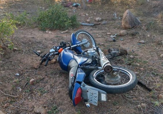 Colisão entre motocicleta e árvore deixa dois mortos no interior