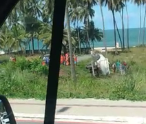 Vídeo: Sem freio, caminhão atravessa Rota do Mar e tomba nos coqueirais de Guaxuma