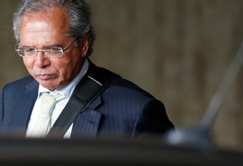 Guedes admite prorrogar auxílio emergencial por um ou dois meses