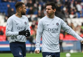 Torcida do PSG pede saída de Neymar e Messi durante protesto