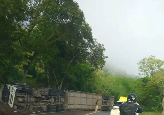 Caminhão-cegonha tomba e interdita parcialmente a BR-316 em Satuba