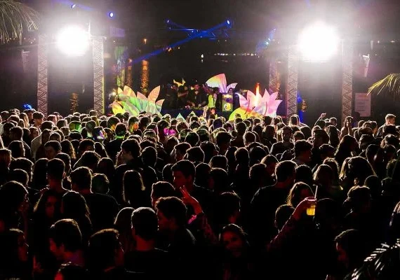 Funcionária apresenta atestado, posta foto em evento e acaba demitida