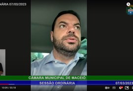 Pelo celular, vereador de Maceió participa de Sessão na Câmara enquanto dirige﻿
