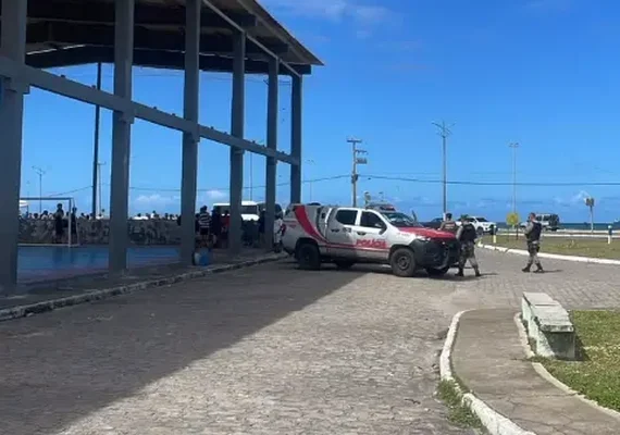 Tiros em quadra de esportes deixam dois homens feridos na orla de Maceió