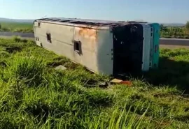 Ônibus com 22 pessoas que ia para evento de Bolsonaro tomba nesta quarta (20)