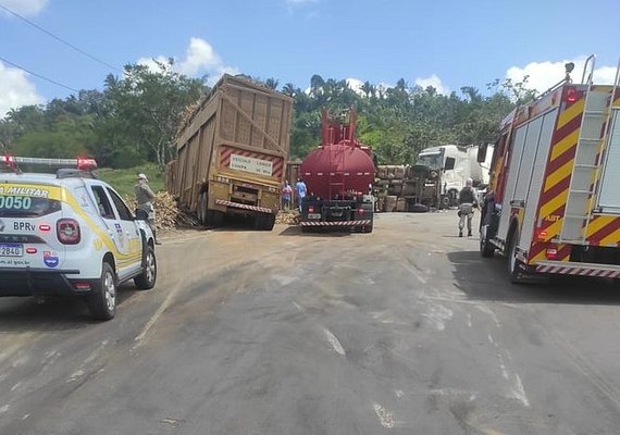 Motorista de carreta que colidiu em Campo Alegre morre a caminho do HGE