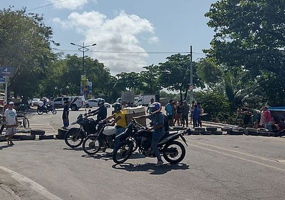 Moradores do bairro Vergel do Lago bloqueiam a Avenida Senador Rui Palmeira em Maceió; entenda