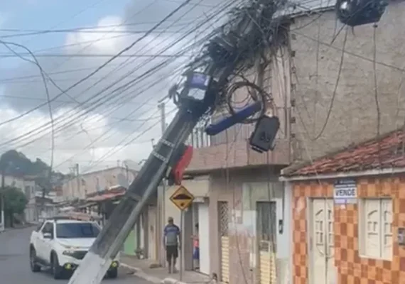 Caminhão derruba poste e deixa moradores sem energia em Arapiraca