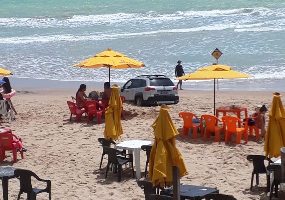 Veículo atola em praia de Riacho Doce e motorista abandona o local