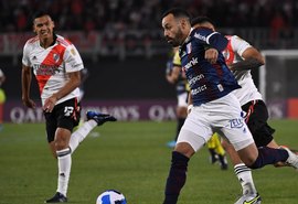 Conmebol pune River por atos racistas contra torcida do Fortaleza