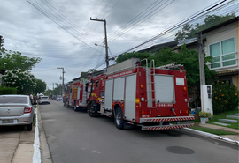 Corpo de Bombeiros combate incêndio em residência e socorre idoso em Arapiraca