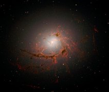 Telescópio revela como buracos negros crescem em galáxias jovens
