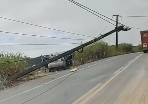 Carro bate em poste e derruba fiação elétrica na rodovia sentido Barra de Santo Antônio
