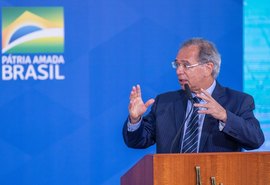 Auxílio Brasil: Governo estuda aumento para conter alta dos combustíveis