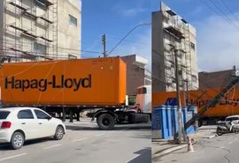 Carreta derruba poste ao puxar fiação elétrica na Praça Sinimbu