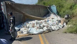 Caminhoneiro morre em acidente com carga de sal na Serra das Pias