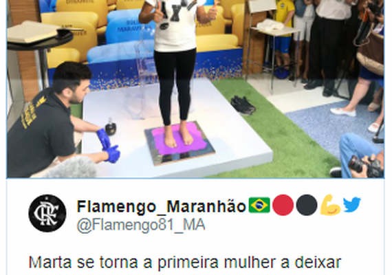 Marta se torna a 1ª mulher a ter os pés na Calçada da Fama do Maracanã