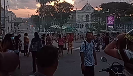 Em protesto, moradores da Vila Brejal bloqueiam trânsito no Centro de Maceió