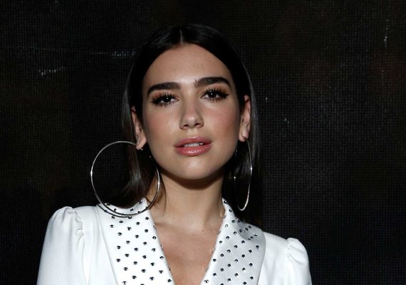 Dua Lipa impede que fã com camiseta -Ele Sim- entre em área VIP