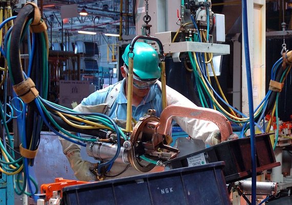 Produção industrial recua em 10 dos 15 locais pesquisados em abril ante março, afirma IBGE