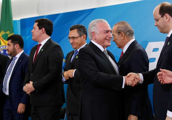 Pesquisa mostra que presidente Temer troca três ministros por mês, em média