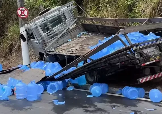 Caminhão tomba e espalha galões de água na Leste-Oeste de Maceió