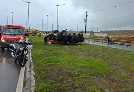Motorista fica ferida após caminhonete capotar na Rota do Mar, em Maceió