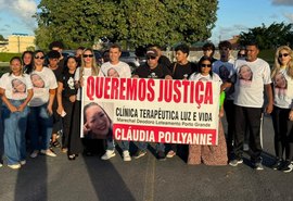 Família e amigos pedem justiça durante enterro de mulher que morreu em clínica de reabilitação em Marechal